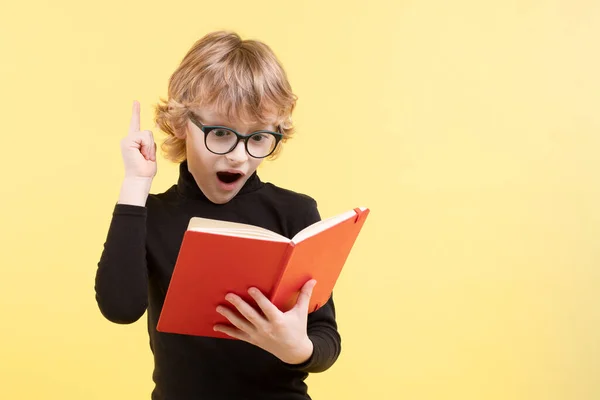 Blond Hvit Skolegutt Overrasket Inspirert Ide Med Briller Hevet Pekefinger – stockfoto