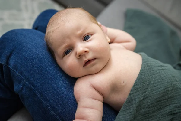 Retrato Bebé Recién Nacido Acostado Las Piernas Padre Casa Caucásico —  Fotos de Stock