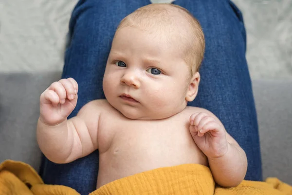 Retrato Bebé Recién Nacido Acostado Las Piernas Padre Casa Lindo —  Fotos de Stock