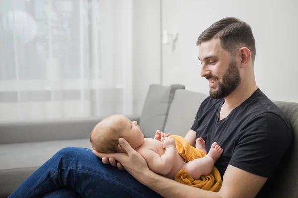 Amato Padre Con Barba Tiene Braccio Neonato Avvolto Pannolino Mussola — Foto Stock