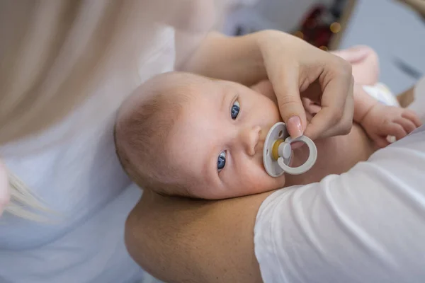 Nouveau Dans Les Bras Parents Attentionnés Est Apaisé Aide Une — Photo