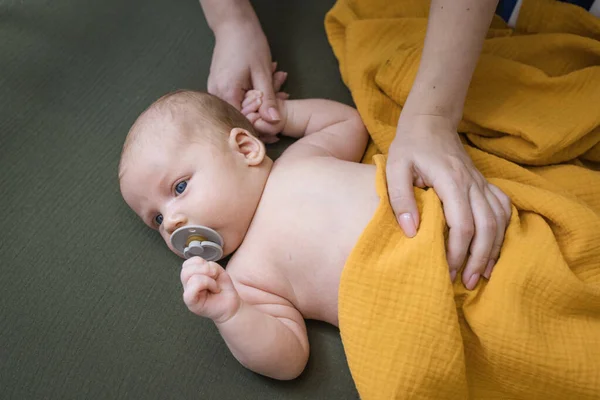 Bebé Recién Nacido Acostado Con Chupete Sufre Cólico Intestinal Mano —  Fotos de Stock