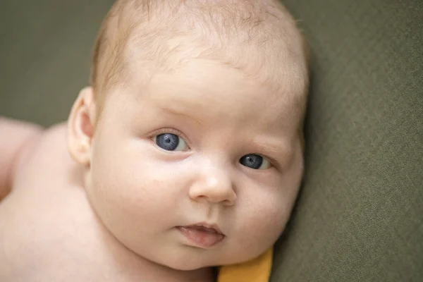 Linda Cara Sonriente Del Bebé Recién Nacido Mes Edad Los —  Fotos de Stock