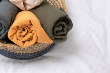 Konforlu ev için modern dekorasyon, doğal kumaşlar, doğal malzemelerden yapılan güzel şeyler. Çarşafları sepete sardım. Hiç kimse. Yatay olarak. Spa, ev dekorasyonu, bebek bakımı, eşya depolama konsepti..