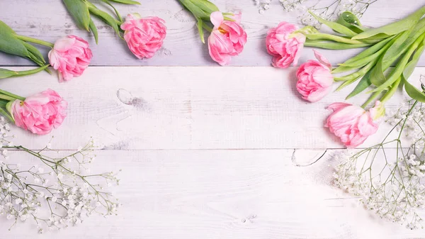 节日的春天背景 漂亮的粉红色郁金香花 背景白色木板 国际妇女日概念 生日快乐 3月8日 顶部视图 复制空间 免版税图库照片