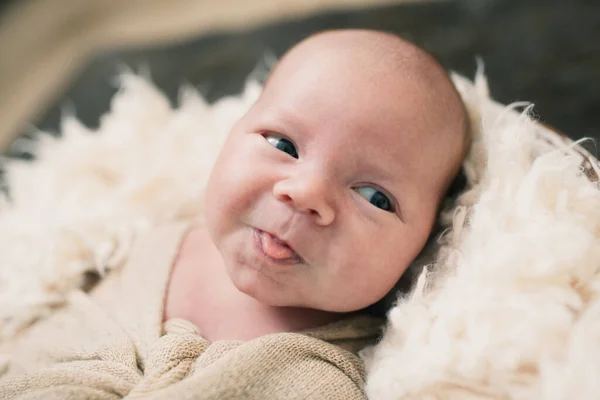 Lindo Bebé Recién Nacido Sonriente Niño Pequeño Con Una Cara —  Fotos de Stock