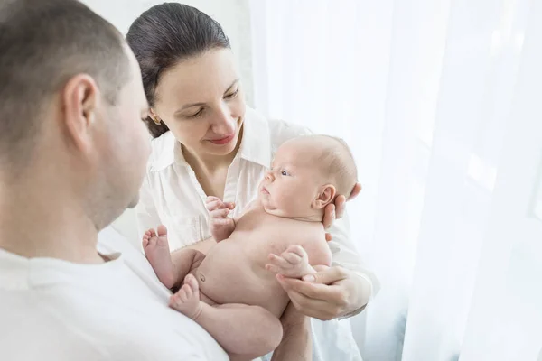 Ritratto Mamma Papà Che Guardano Con Amore Loro Piccolo Figlio — Foto Stock