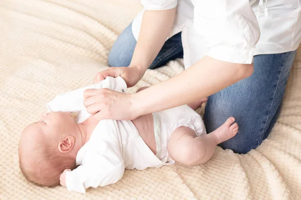 Madre Bebé Recién Nacido Casa Sofá Mamá Cambia Ropa Bebé —  Fotos de Stock