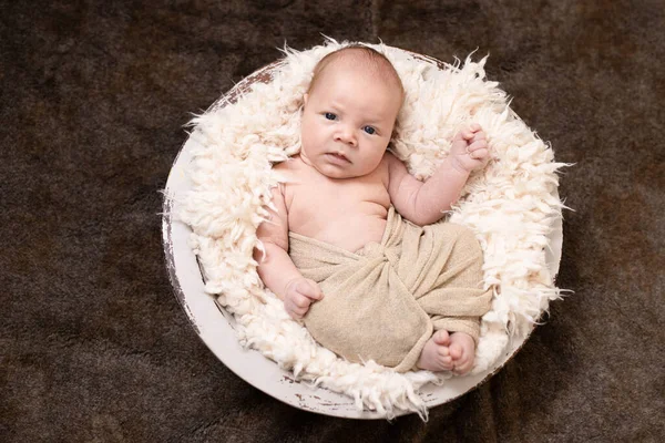 Copil Nou Născut Drăguț Ochi Deschiși Împachetat Află Într Coș — Fotografie, imagine de stoc