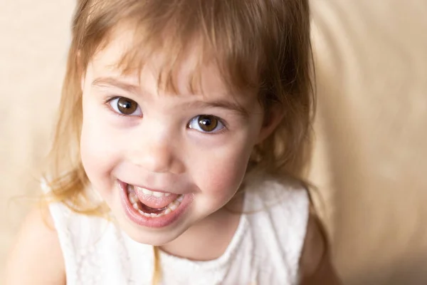 Retrato Una Niña Feliz Sonriente Niña Riéndose Expresiones Faciales Expresivas — Foto de Stock