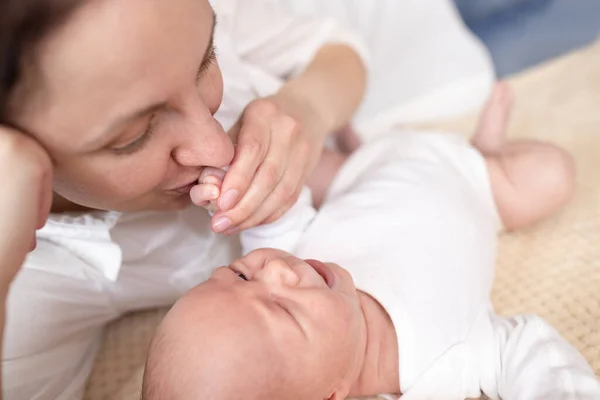 Mamá Besa Mano Bebé Recién Nacido Llorando Acuéstense Juntos Casa —  Fotos de Stock