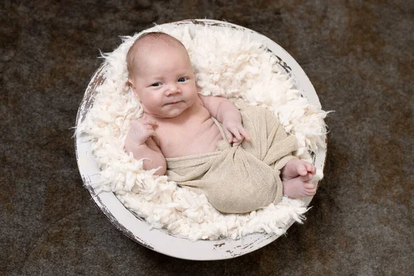 Lindo Bebé Recién Nacido Con Los Ojos Abiertos Envuelto Encuentra —  Fotos de Stock