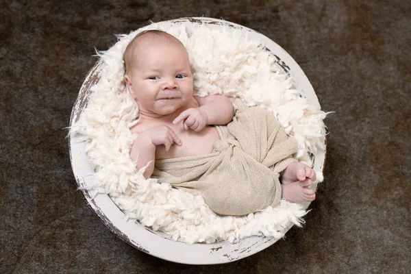 Dulce Bebé Recién Nacido Sonríe Mientras Duerme Envuelto Encuentra Una —  Fotos de Stock