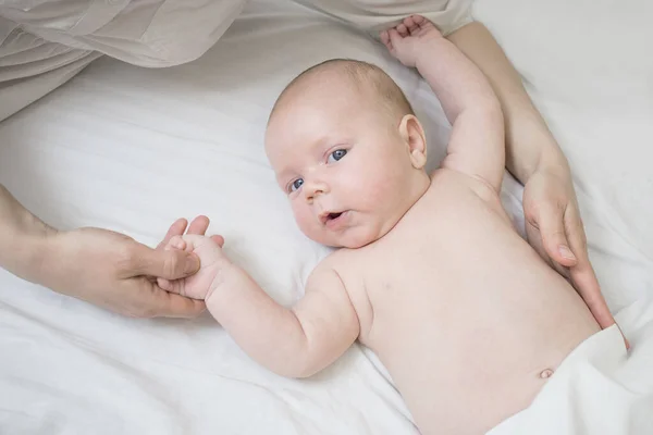 Dolce Bambino Neonato Caucasico Giace Letto Tenendo Mano Sua Madre — Foto Stock