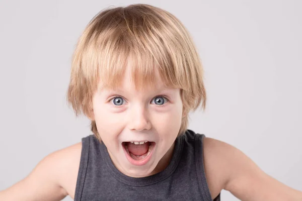 Радостный Игривый Ребенок Открытым Ртом Портрет Белого Мальчика Волнительными Эмоциями — стоковое фото