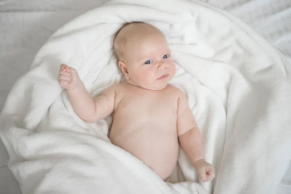 Bonito Bebê Recém Nascido Caucasiano Encontra Cobertor Branco Casa Punhos — Fotografia de Stock