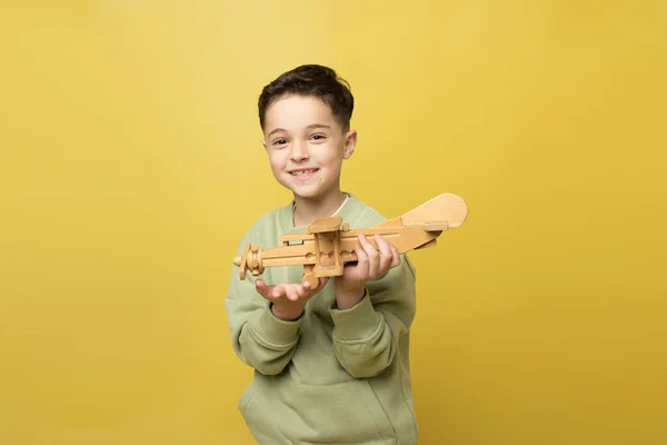 Ребенок Модном Трикотажном Костюме Весело Играет Деревянным Самолетом Отдых Путешествия — стоковое фото