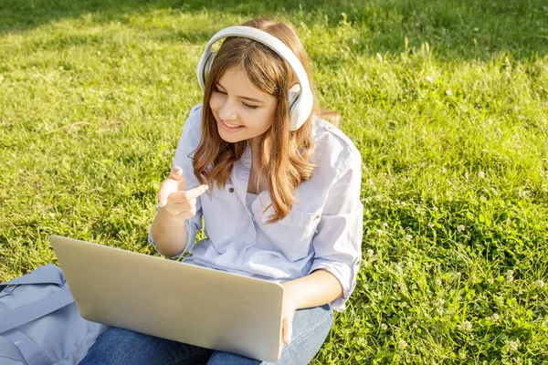 Λευκή Έφηβη Ακουστικά Λάπτοπ Στο Πράσινο Γρασίδι Μαθήτρια Ετών Σπουδάζει — Φωτογραφία Αρχείου