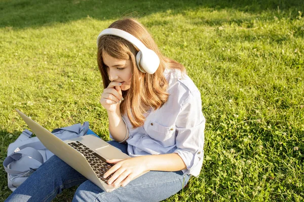 Menina Adolescente Caucasiana Fones Ouvido Com Laptop Parque Estudante Anos — Fotografia de Stock