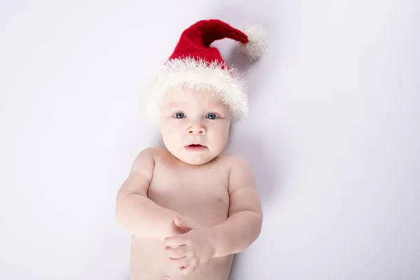 Szczęśliwego Noworodka Stroju Świątecznym Leży Białym Tle Studio Światło Głowie — Zdjęcie stockowe