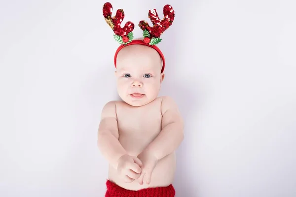 Feliz Bebé Recién Nacido Traje Navidad Encuentra Fondo Blanco Luz —  Fotos de Stock