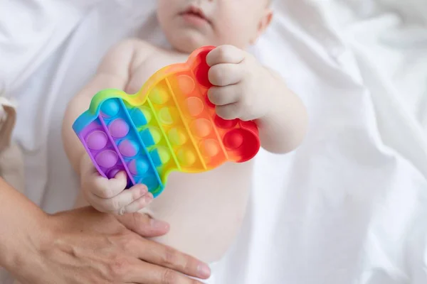 Pequeño Bebé Recién Nacido Acostado Cama Jugando Moda Flexible Silicona —  Fotos de Stock