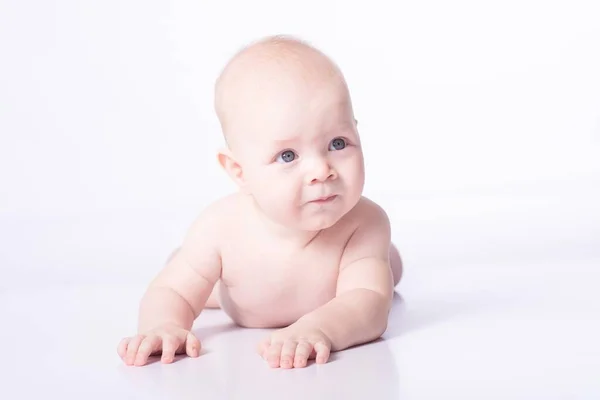 Bebê Recém Nascido Gordo Jaz Seu Estômago Apoiado Suas Mãos — Fotografia de Stock