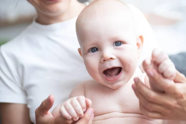 Ridendo Bambino Felice Siede Tra Braccia Della Mamma Chiuso Chiudi — Foto Stock