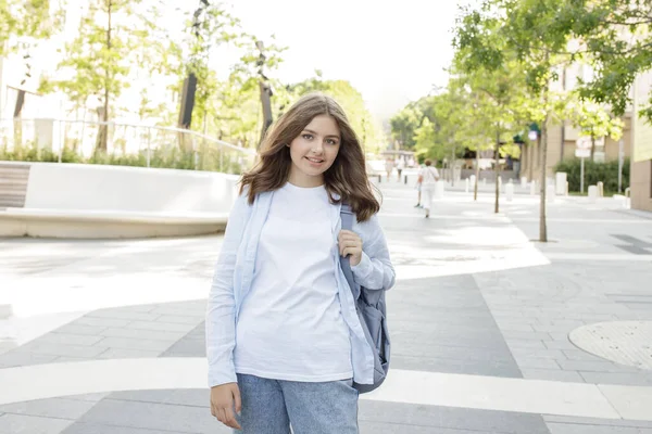 Boldog Magabiztos Középiskolás Lány Kedves Lány Hosszú Hajjal Tinédzser Utcán — Stock Fotó