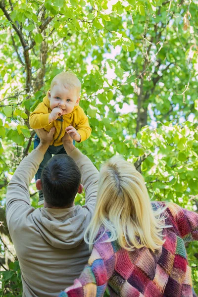 Щаслива Сім Грає Дитиною Вулиці Парку Прекрасне Дерево Фоні Люди — стокове фото