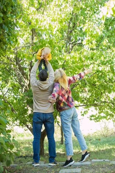 Família Feliz Está Brincando Com Bebê Fora Parque Bela Árvore — Fotografia de Stock