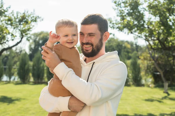 Retrato Pai Feliz Segura Seus Braços Abraça Seu Filho Pequeno — Fotografia de Stock