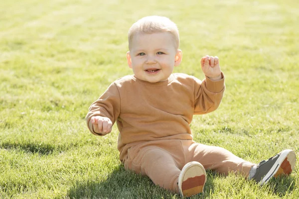Adorable Bebé Está Sentado Traje Punto Caliente Césped Verde Hierba — Foto de Stock