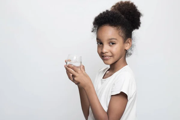 Niño Sostiene Vaso Agua Pie Sobre Fondo Blanco Chica Feliz —  Fotos de Stock