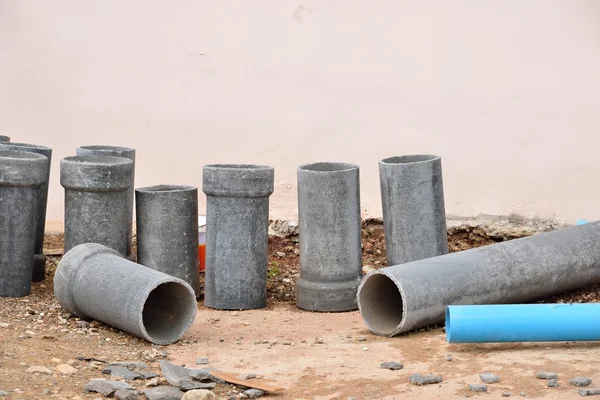 Бетонные водосточные трубы для строительства — стоковое фото