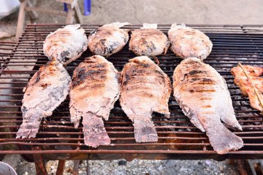 tuz ile ızgara balık