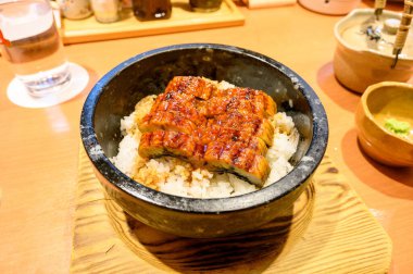 Unagi Don pirinç kasesinde ızgara yaptı, geleneksel Japon yemekleri..