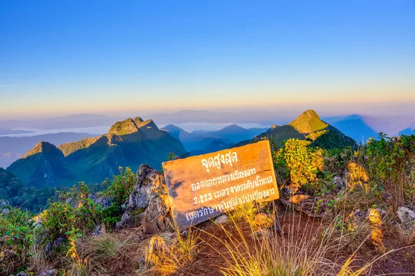 Σήμανση Κατακτητή Στην Κορυφή Του Βουνού Doi Luang Chiang Dao — Φωτογραφία Αρχείου