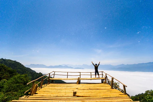 Ciel Étoilé Avec Homme Debout Sur Terrasse Bambou Face Des — Photo