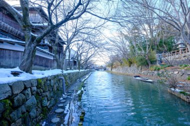Japonya, Shiga, Omihachiman 'daki Meijibashi köprüsünün altından Kanal Manzarası