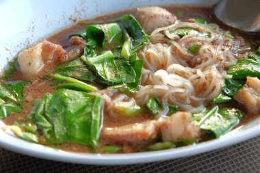 Demlenmiş Domuz eti şehriye çorbası