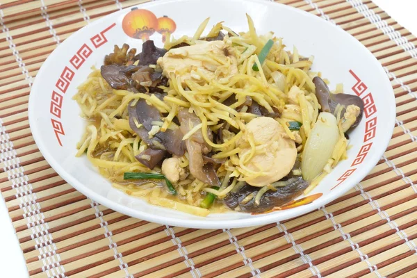 Kızarmış tavuk, zencefil ve karışık sebze karıştırın