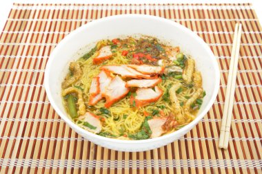 Yumurtalı erişte çorbası ve kırmızı domuz rostosu.