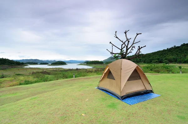 Zeltlager auf dem Hügel — Stockfoto
