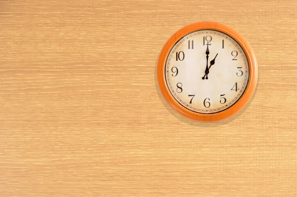 Relógio mostrando 1: 00 em uma parede de madeira — Fotografia de Stock