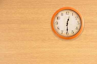 Saati saat 12:30 üzerinde ahşap duvar gösteren