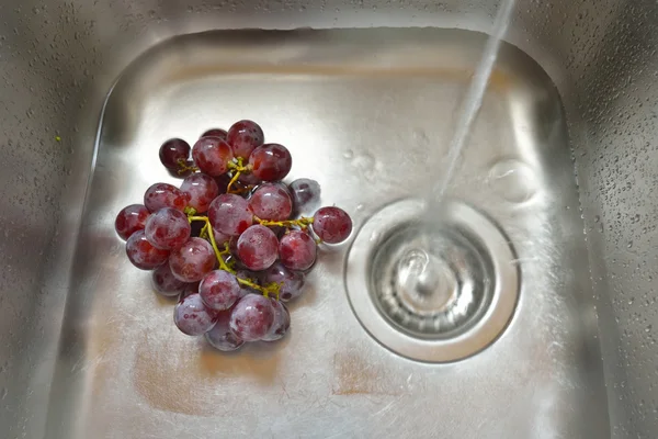 Soaking grapes in kitchen sink