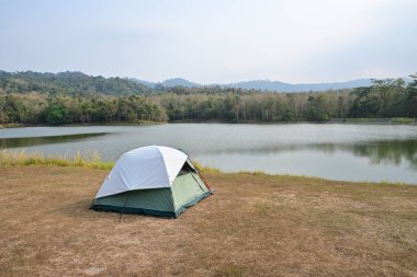 Chet Kot rezervuarıyla birlikte Saraburi 'deki Chet Kot Pong Sao Ulusal Parkı' nda kamp alanı görüş noktası.