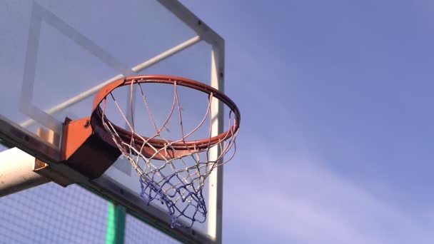La balle va directement dans le panier de basket. Basketball rebond de la planche arrière — Video