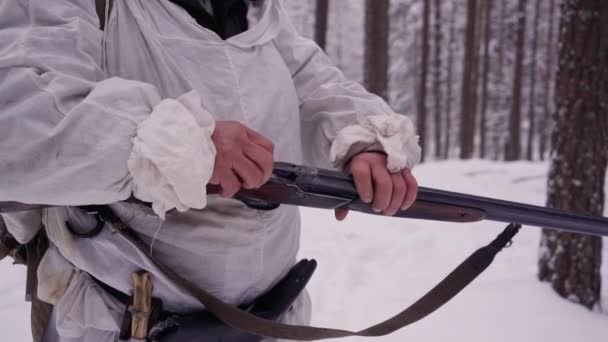 Nachladen von Waffen bei der Winterjagd. Jagdpatronen. Gewehrlauf in den Händen eines Jägers geöffnet. — Stockvideo